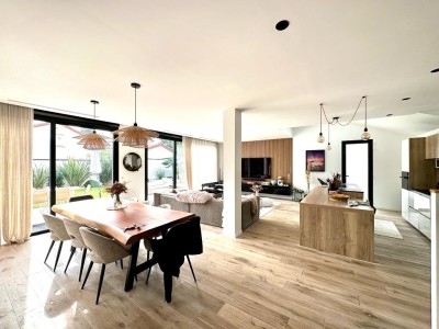 MAISON A VENDRE - ST MAUR DES FOSSES - 220 m2 - 1 390 000 €